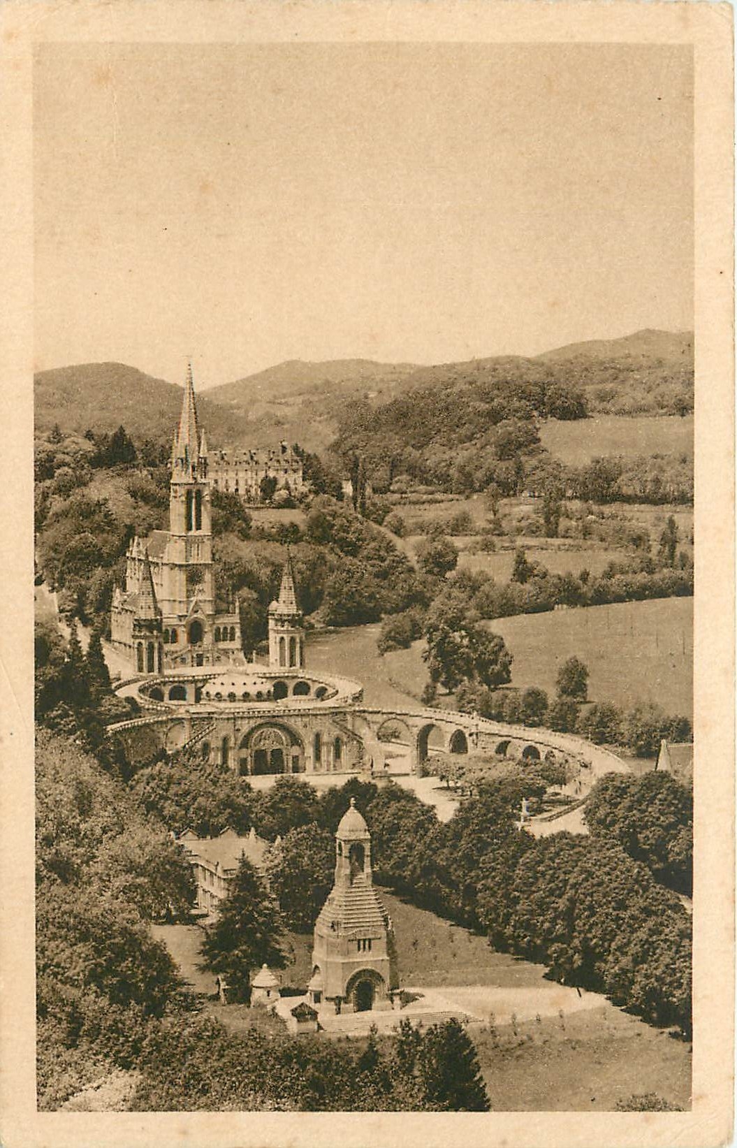 CPA Lourdes La Basilique et le Monument Interallie PD 