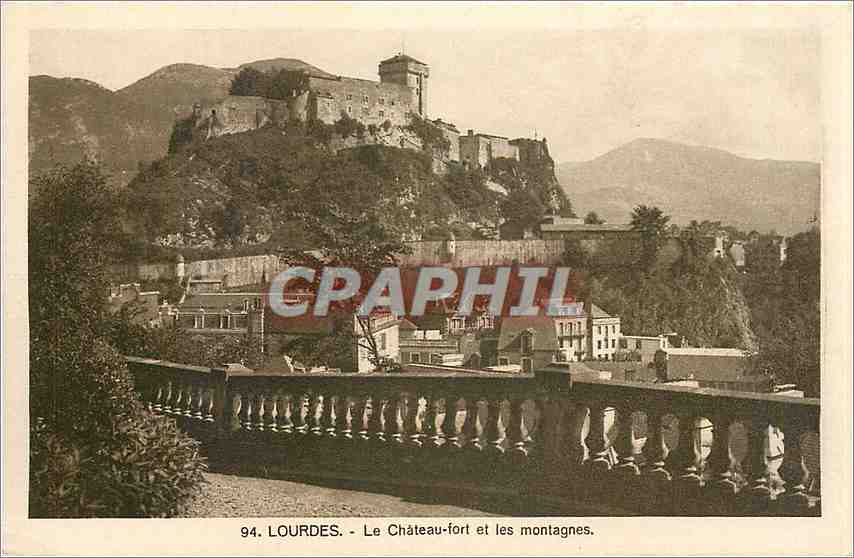 CPA Lourdes Le Chateau fort et les Montagnes 