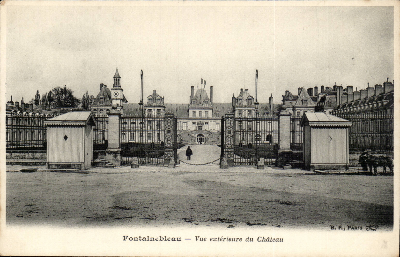 Fontainebleau — Vista exterior del Castillo — B.F., PARIS