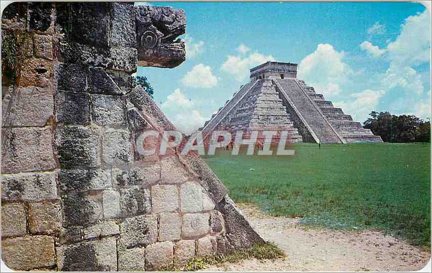 CPM Cabeza de Serpiente Kukulcan y el Castillo Chichen Itza Yucatan Mexico 
