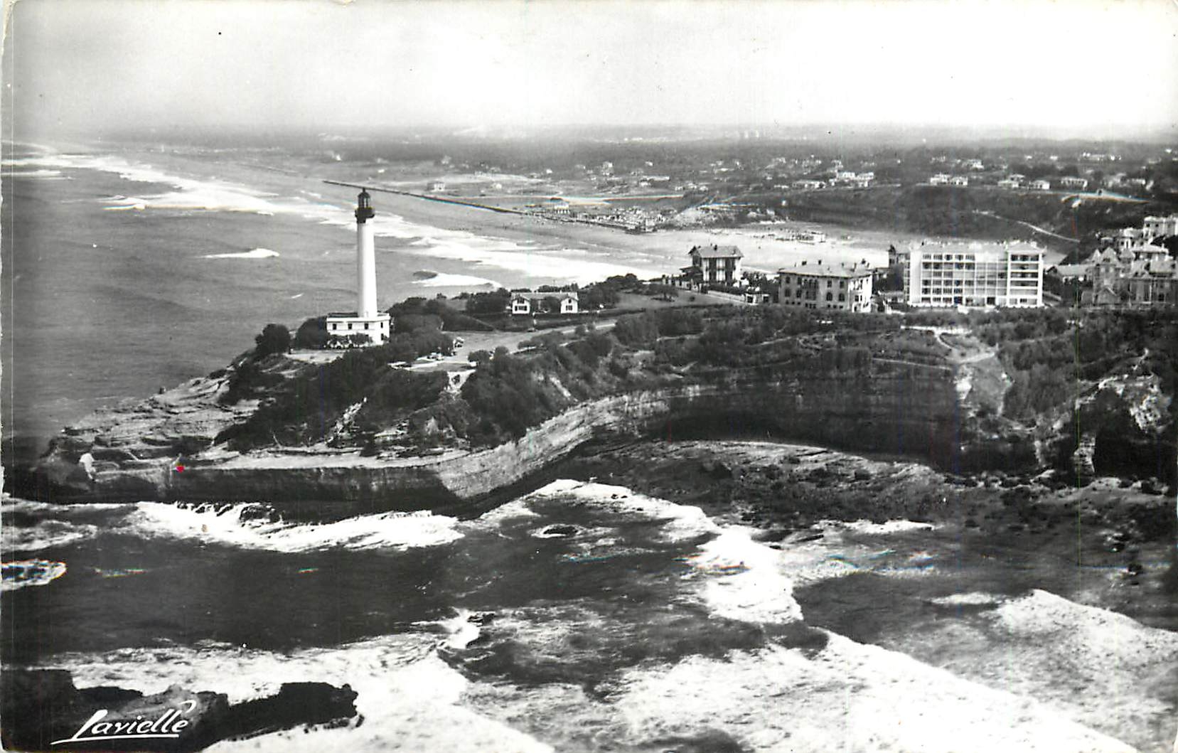 CPM Biarritz Le Plateau du Phare Au fond la plage de la Chambre d'Amour 