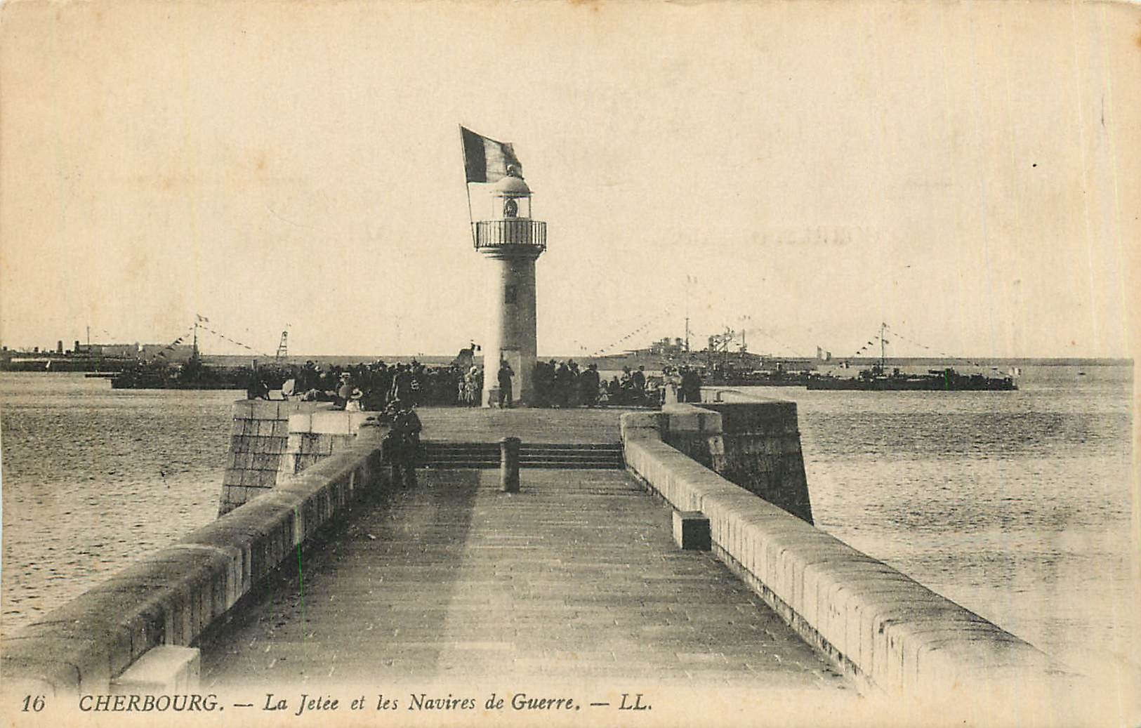 CPA Cherbourg La Jetee et les Navires de Guerre Phare Bateaux