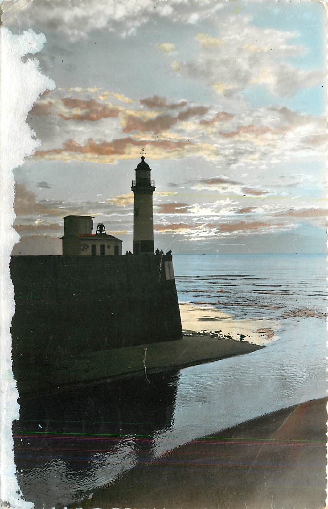CPA Le Treport Seine Mme Le Phare au coucher du soleil 