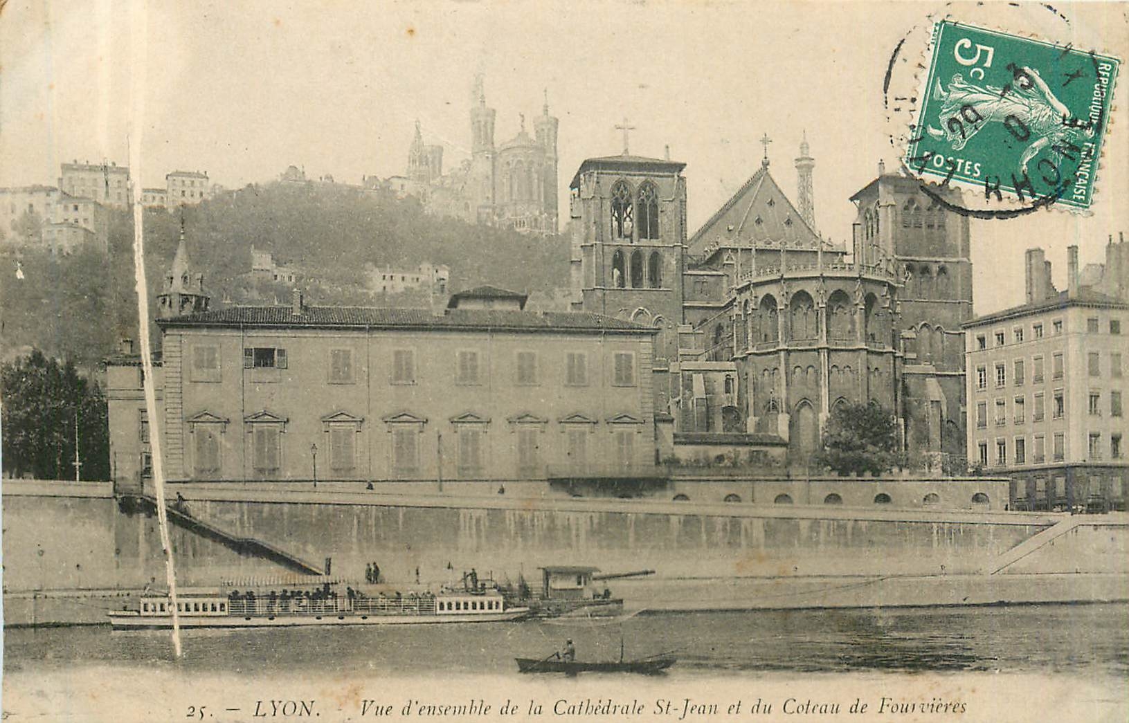 CPA Lyon Vue d'Ensemble de la Cathedrale St Jean et du Coteau de Fourvieres Bateau