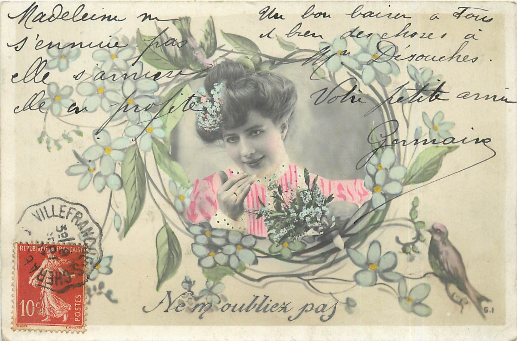 Jeune femme souriante — décor de fleurs et oiseau — éditeur G.1