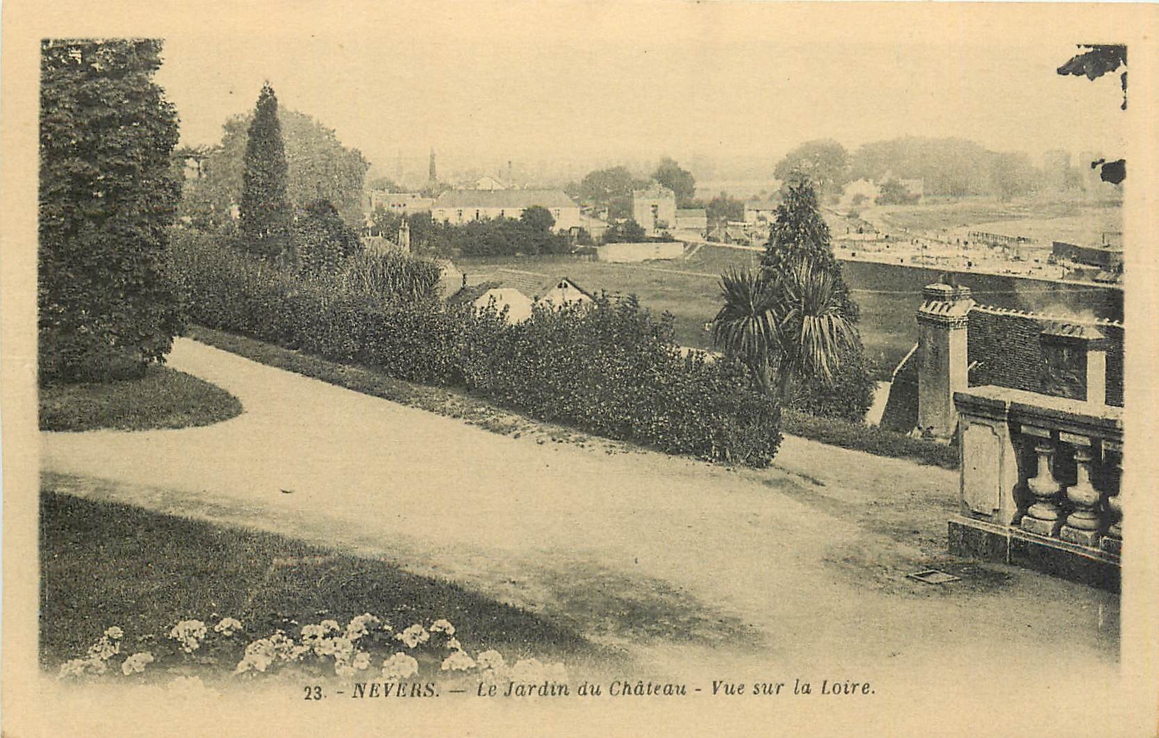 CPA Nevers Le Jardin du Chateau Vue sur la Loire 