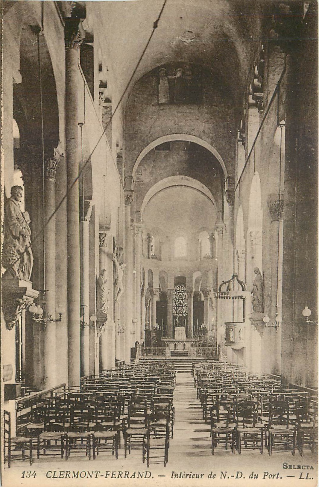 CPA Clermont Ferrand Interieur de ND du Port 