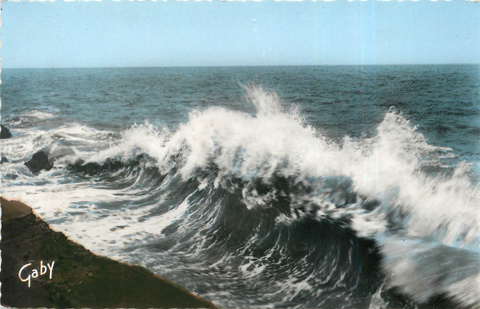 CPM Veules les Roses S Mme La mer envoie sans fin ni treve 