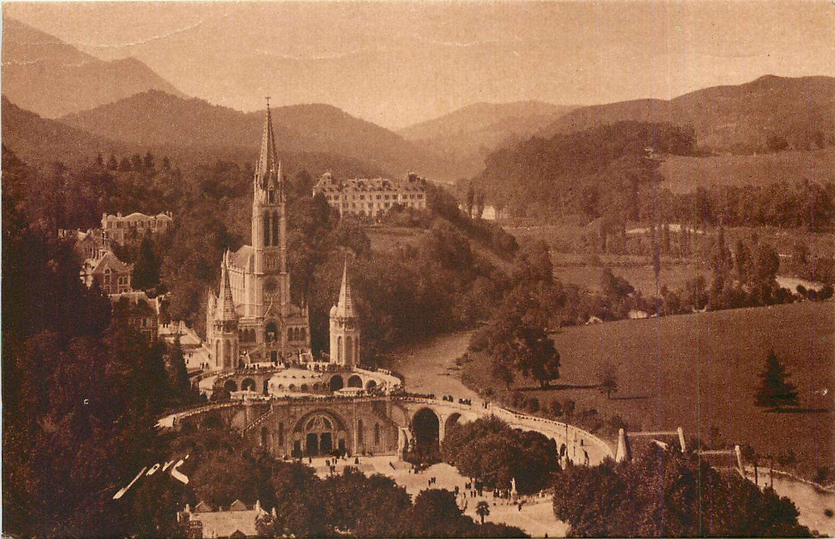 CPA Jove Pau BP Hellogravure de Luxe Lourdes HP La Basilique 