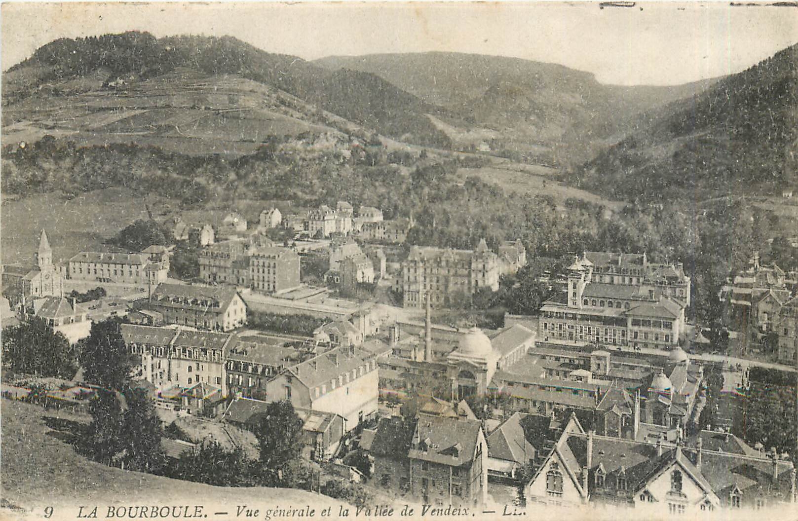 CPA La Bourboule Vue generale et la Vallee de Vendeis 