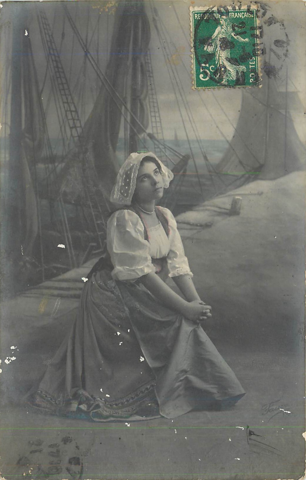 CPA Femme Bateau