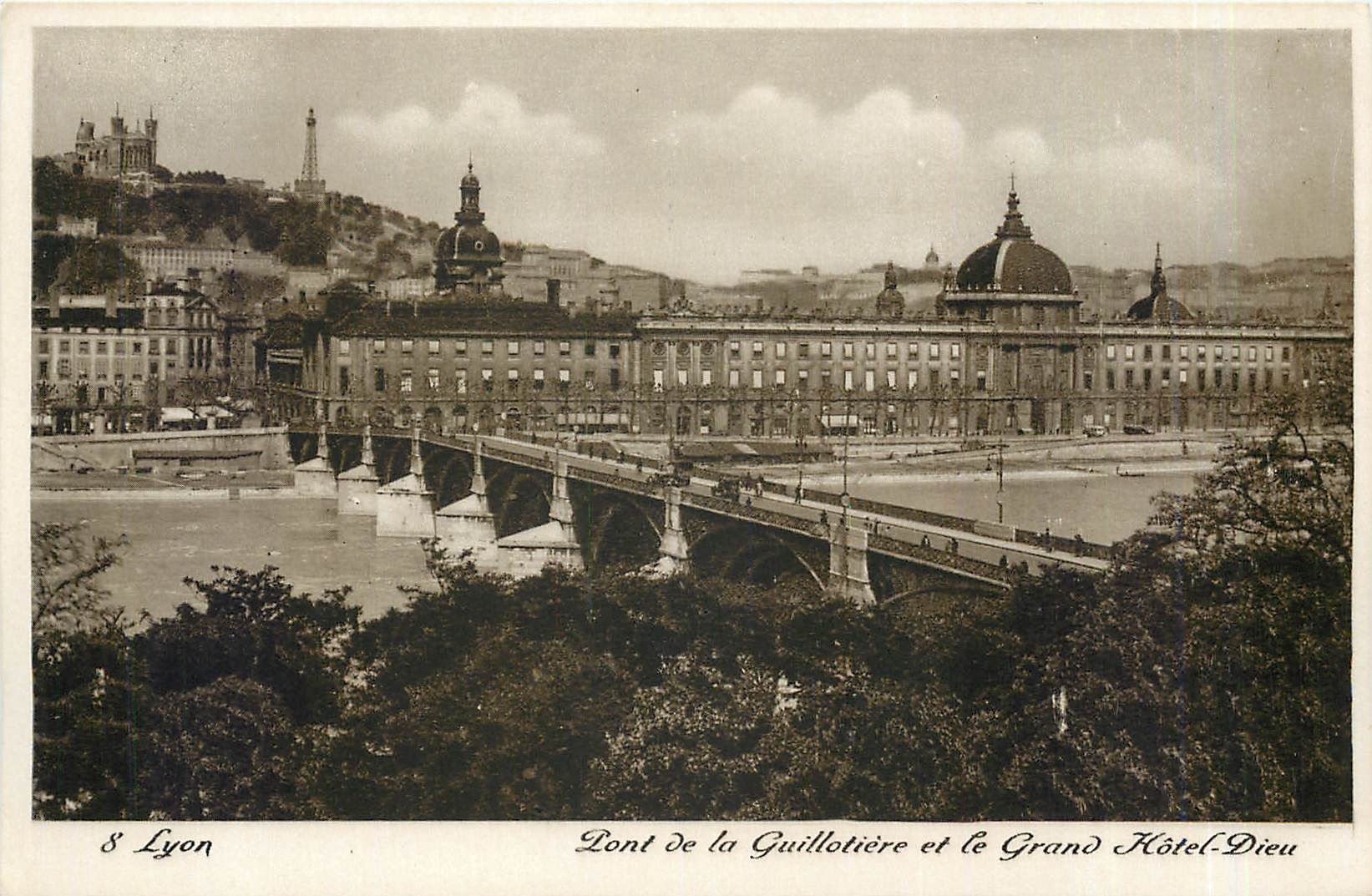 CPA Lyon Pont de la Guillotiere et le Grand Hotel Dieu 