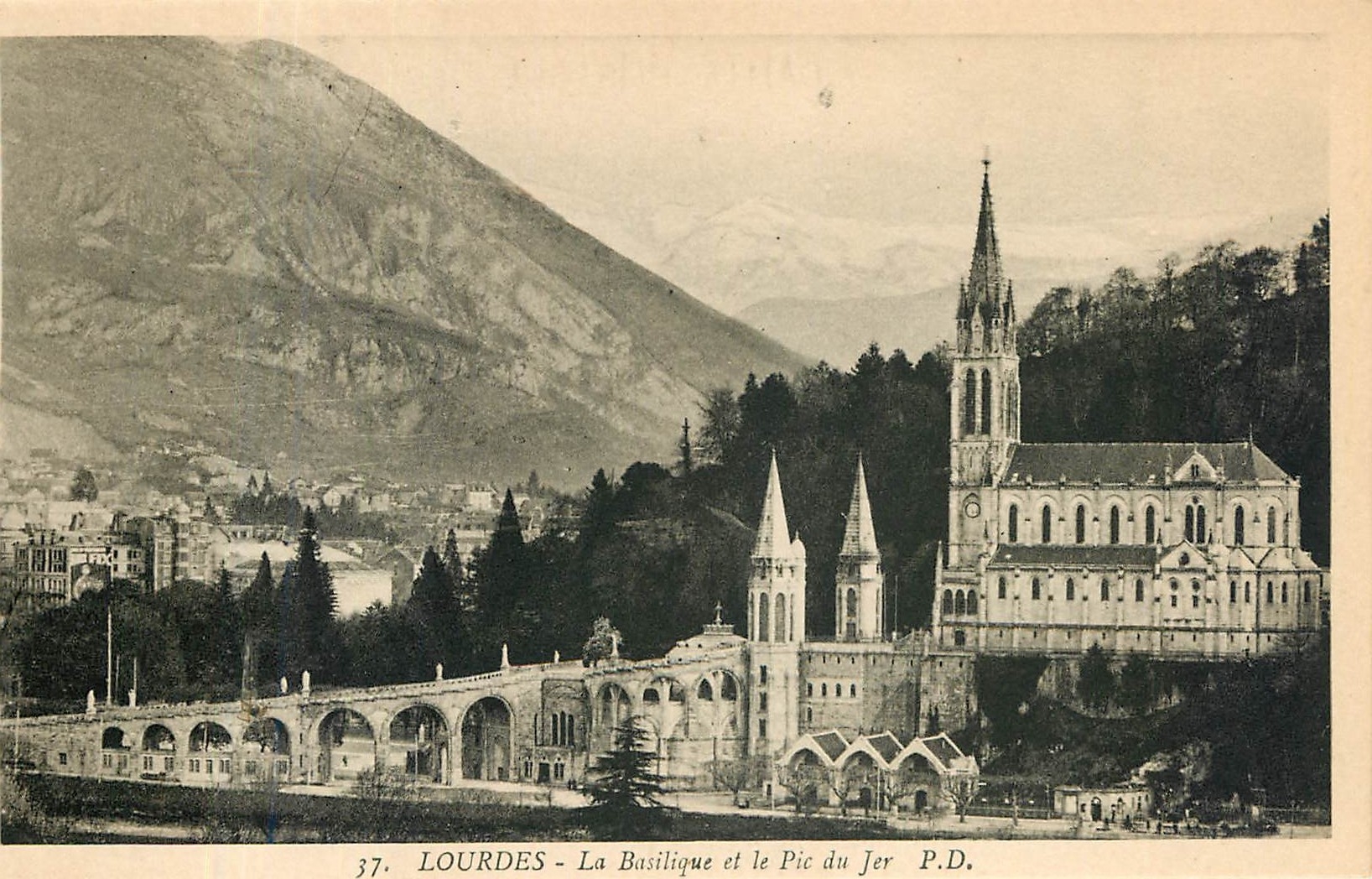 CPA Lourdes La Basilique et le Pic du Jer 