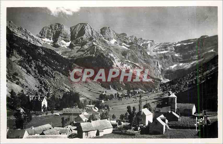 CPA Cirque de Gavarnie Htes Pyr Le Village et au fond le Massif du Marbore et le Cirque 