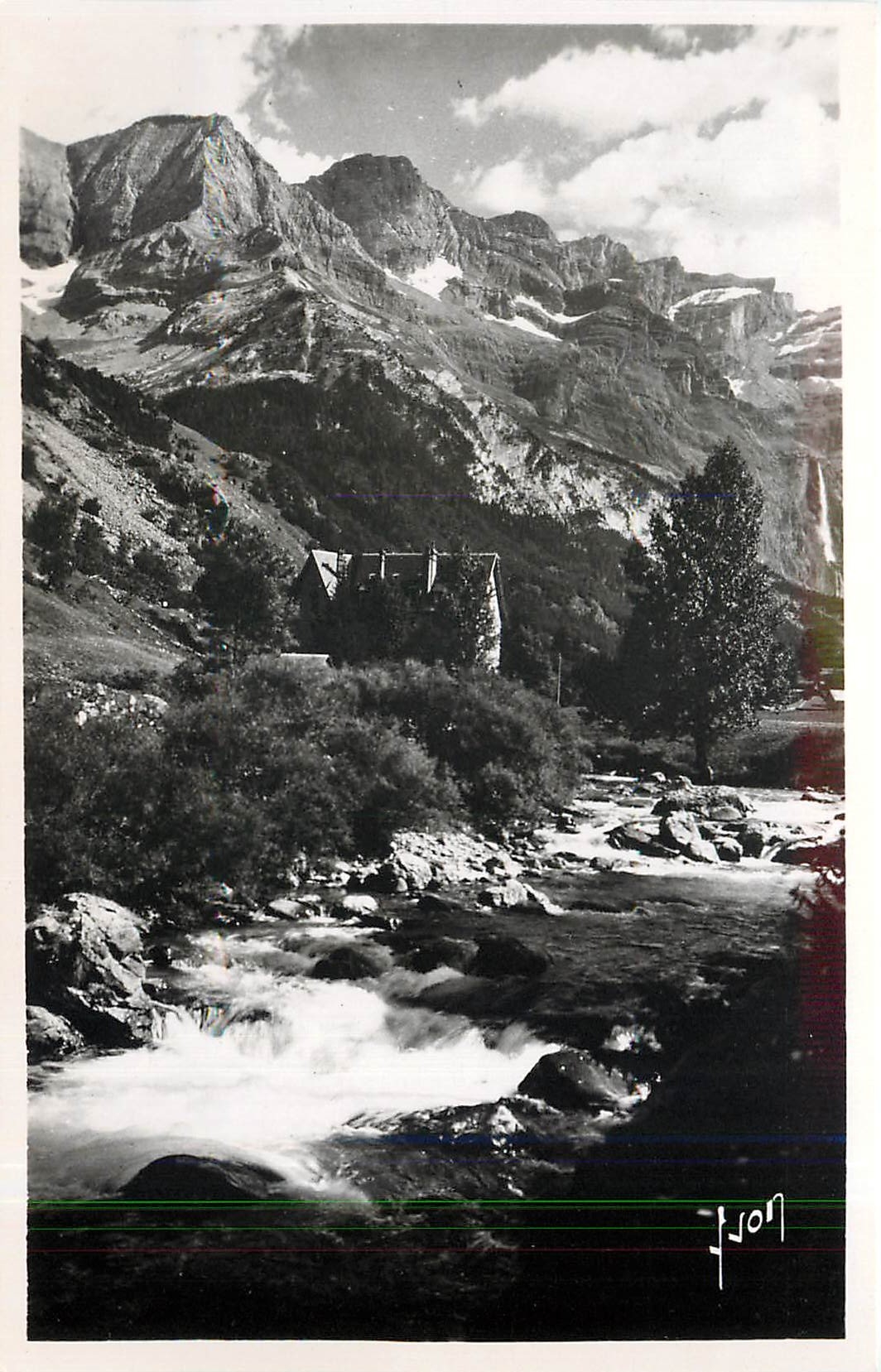 CPA Cirque de Gavarnie Htes Pyr Le Gave et le Massif du Morbore 