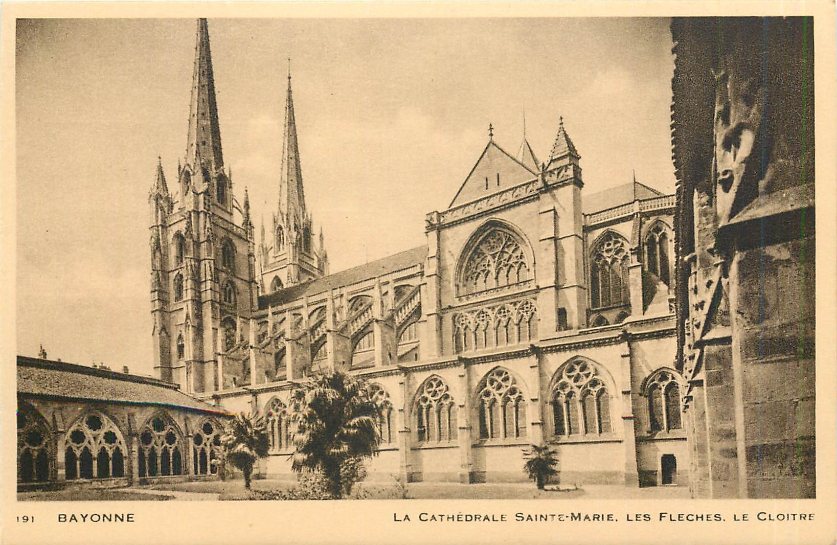 CPA Bayonne La Cathedrale Sainte Marie Les Fleches Le Cloitre 