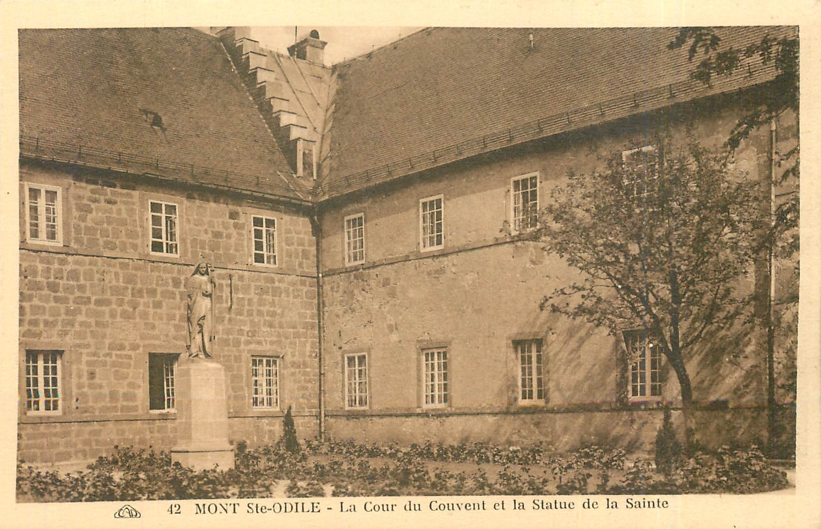 Mont-St-Édile - La Cour du Couvent et la Statue de la Sainte