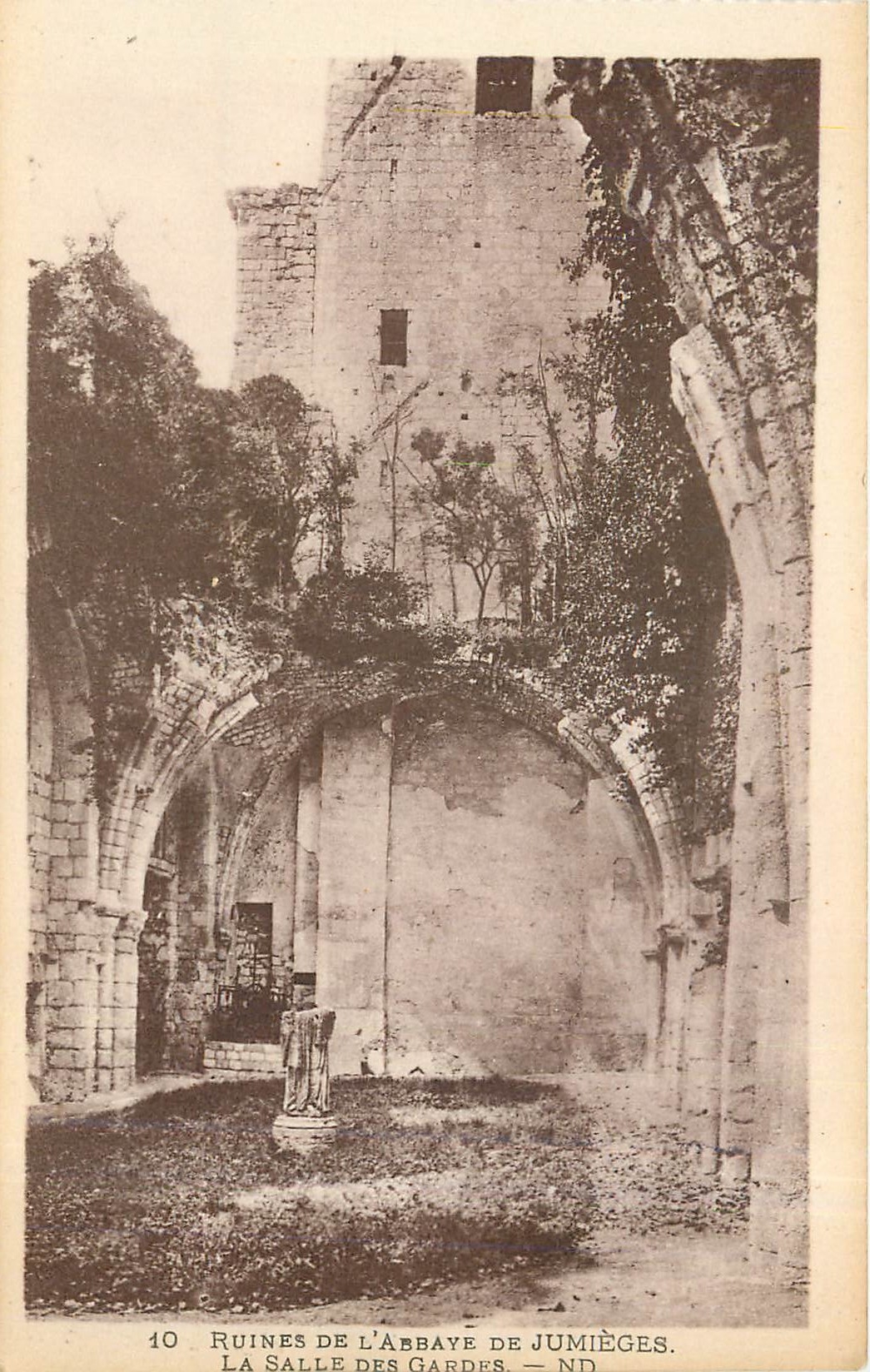 CPA Ruines de l'Abbaye de Jumieges La Salle des Gardes 