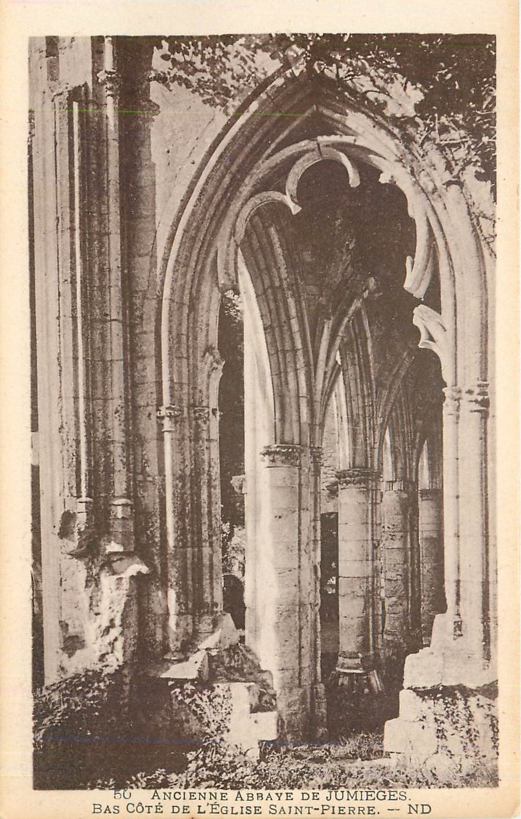 CPA Ancienne Abbaye de Jumieges Bas Cote de l'Eglise Saint Pierre 