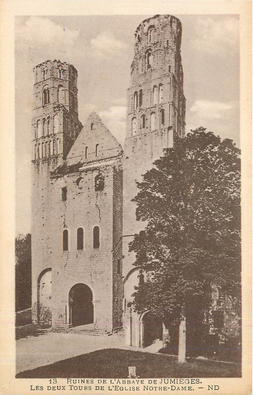 CPA Ruines de L'Abbaye de Jumieges Les Deux Tours de L'Eglise Notre Dame 
