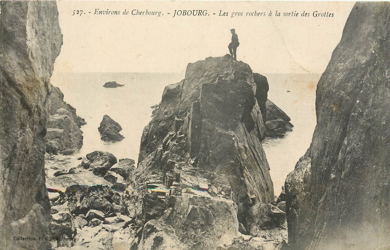 CPA Environs de Cherbourg Jobourg Les gros rochers a la sortie des Grottes 