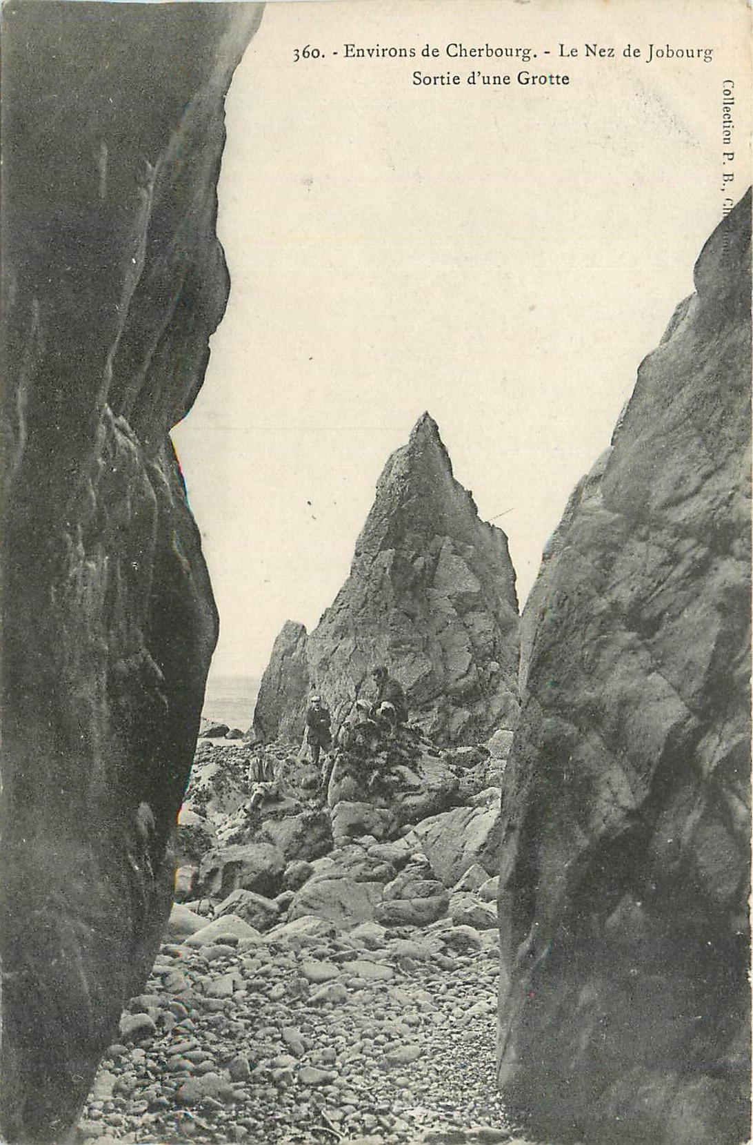 CPA Environs de Cherbourg Le Nez de Jobourg Sortie d'Une Grotte 