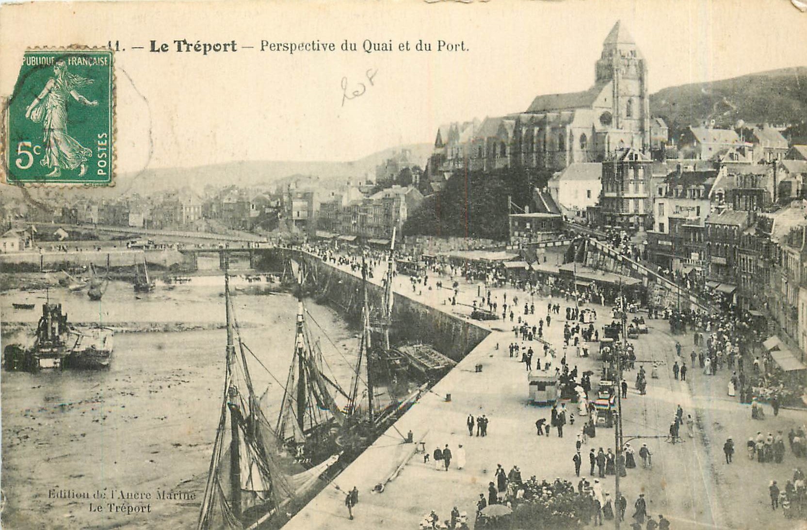 CPA Le Treport Perspective du Quai et du Port 
