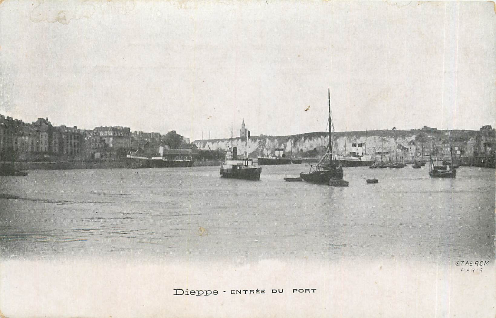 CPA Dieppe Entree du Port Bateaux