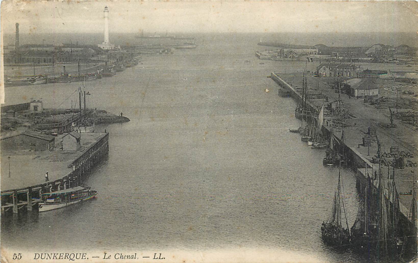 CPA Dunkerque Le Chenal Phare Bateaux