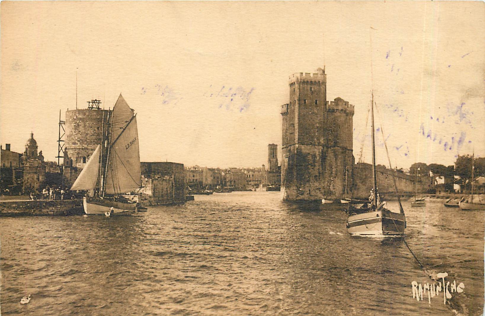 CPA Entree du Port de La Rochelle Bateaux