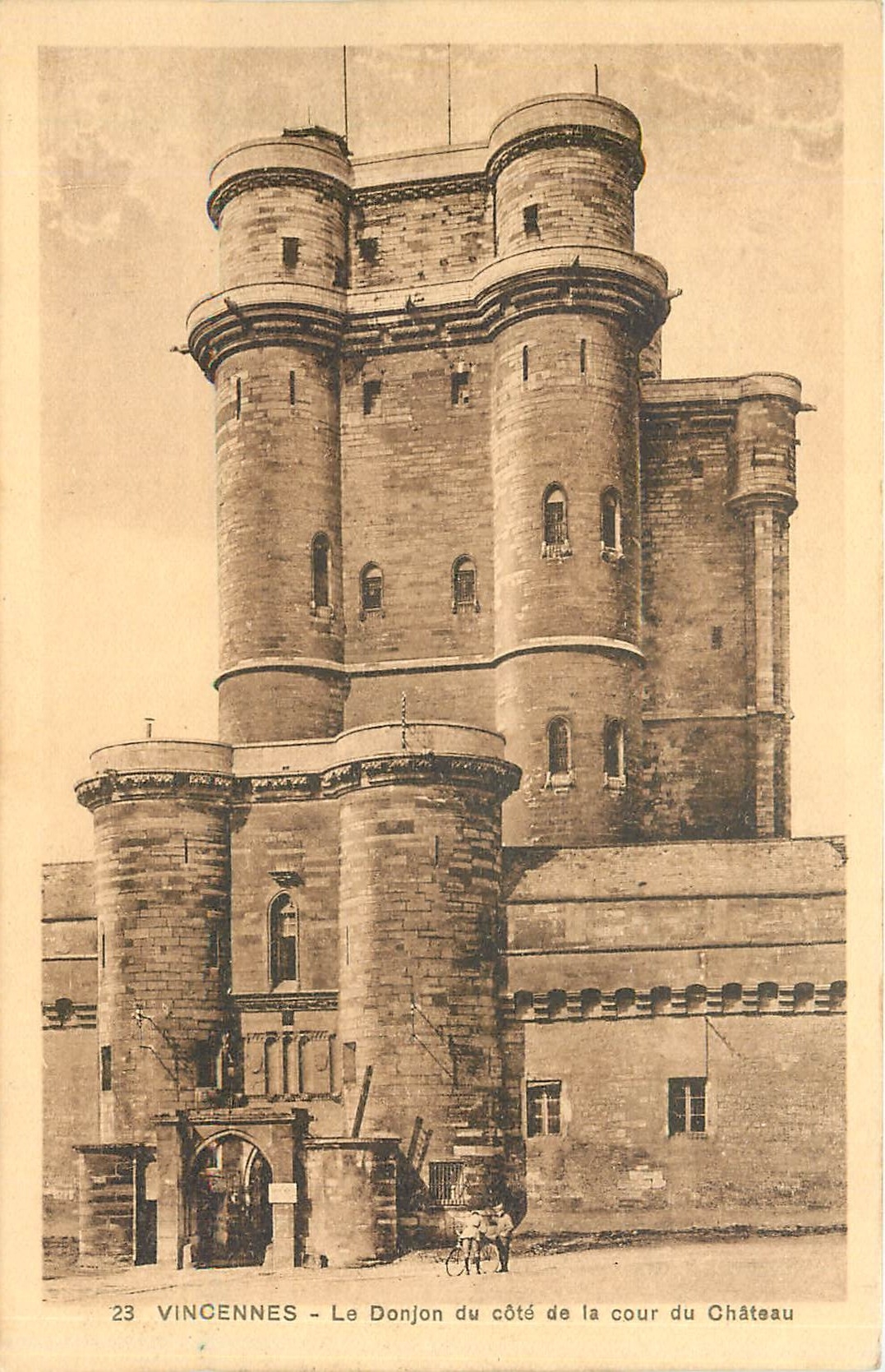 CPA Vincennes Le Donjon du cote de la cour du Chateau 