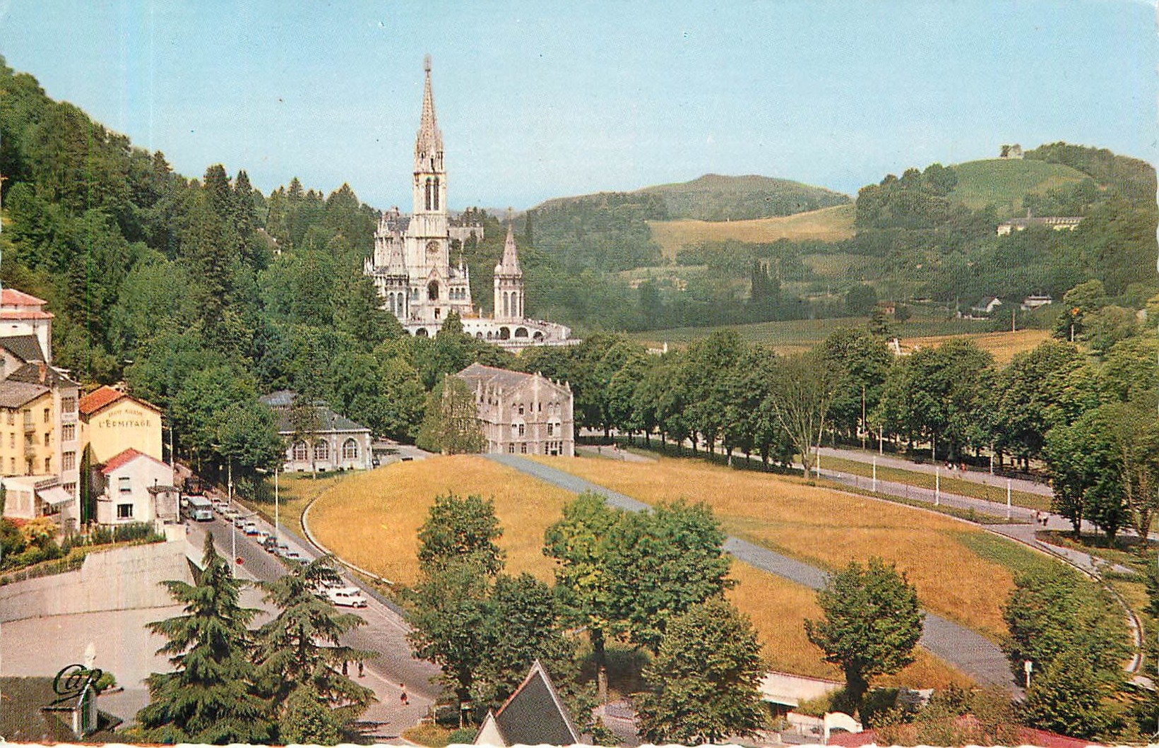 CPM Lourdes La Basilique Au centre toit de la Basilique souterraine 