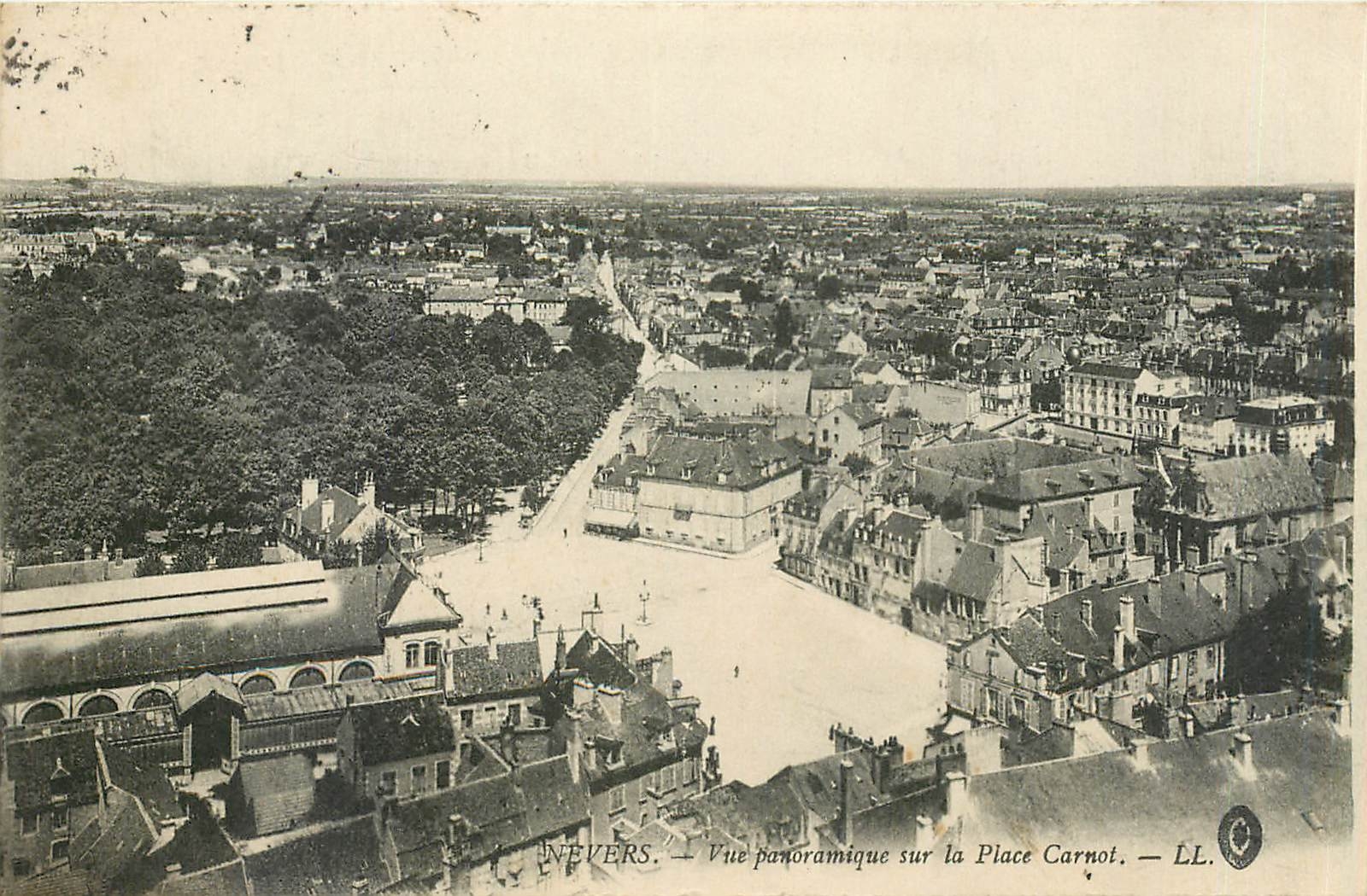 Nevers — Vue panoramique sur la Place Carnot — LL