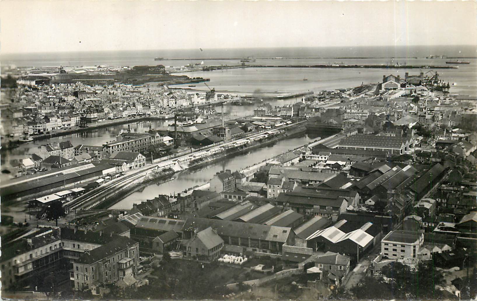 Cherbourg (Manche) — Panorama de l'avant-Port et la Gare Maritime — Alex Becquemin Edit.