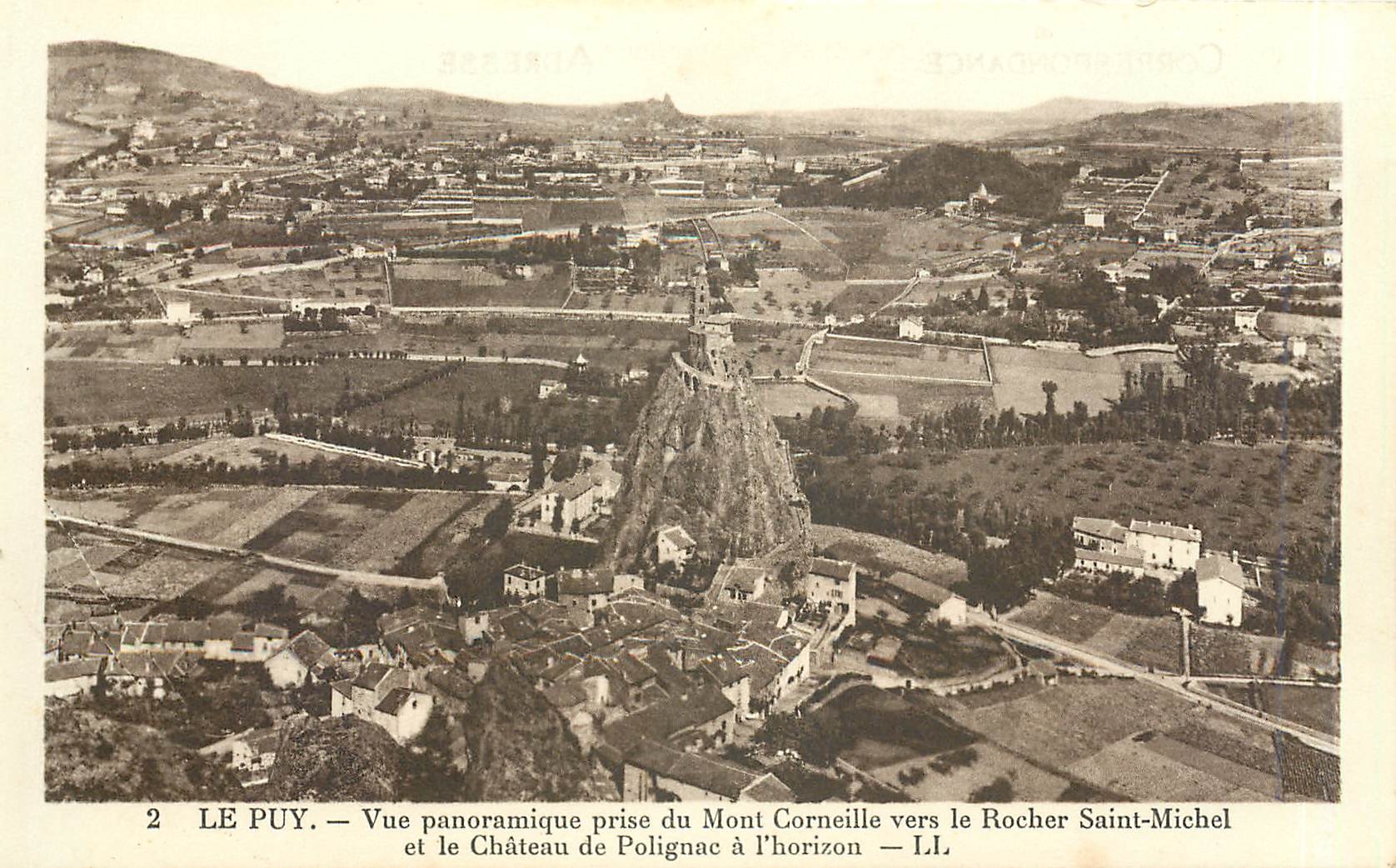 Le Puy — Vue panoramique prise du Mont Corneille vers le Rocher Saint-Michel et le Château de Polignac à l'horizon — LL