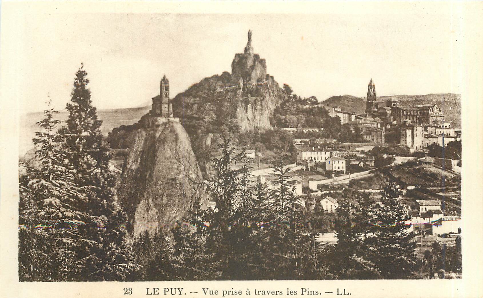 CPA Le Puy Vue prise a travers les Pins 