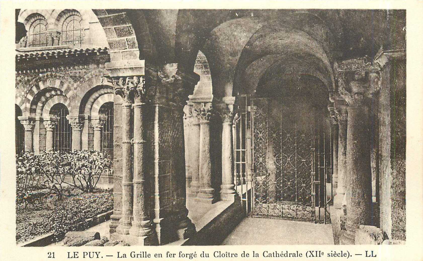 CPA Le Puy La Grille en fer forge du Cloitre de la Cathedrale 