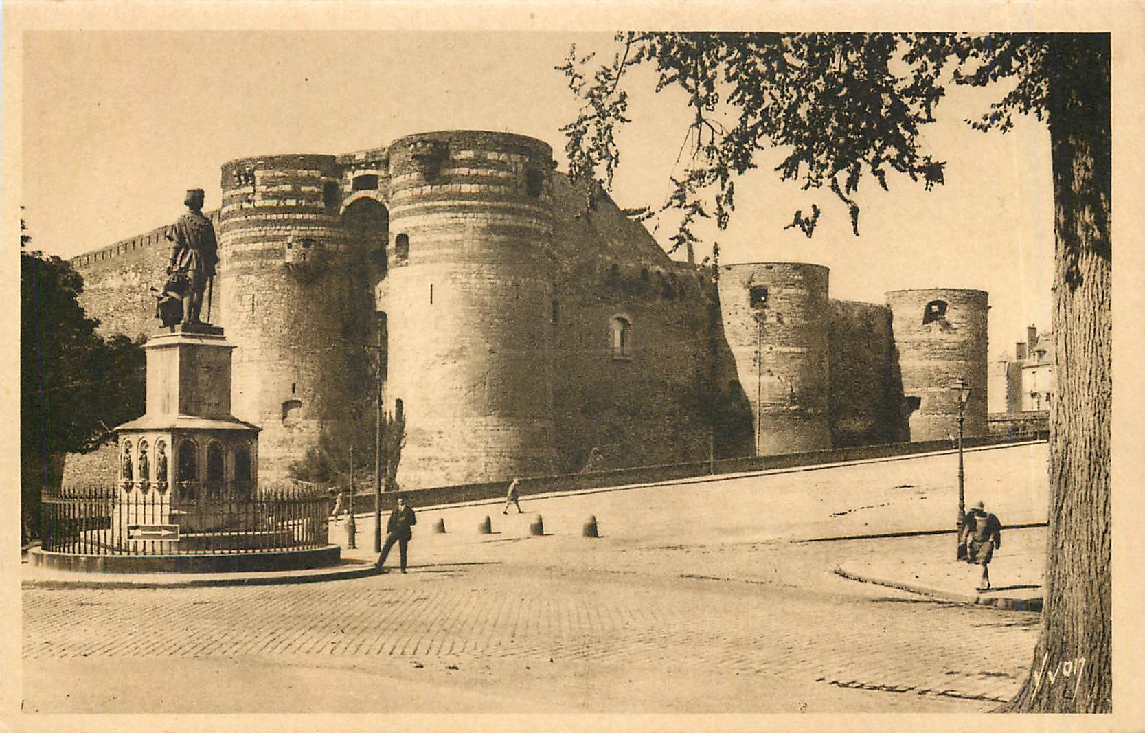 CPA Angers Maine et Loire Le Chateau et la Statue du Roi Rene 