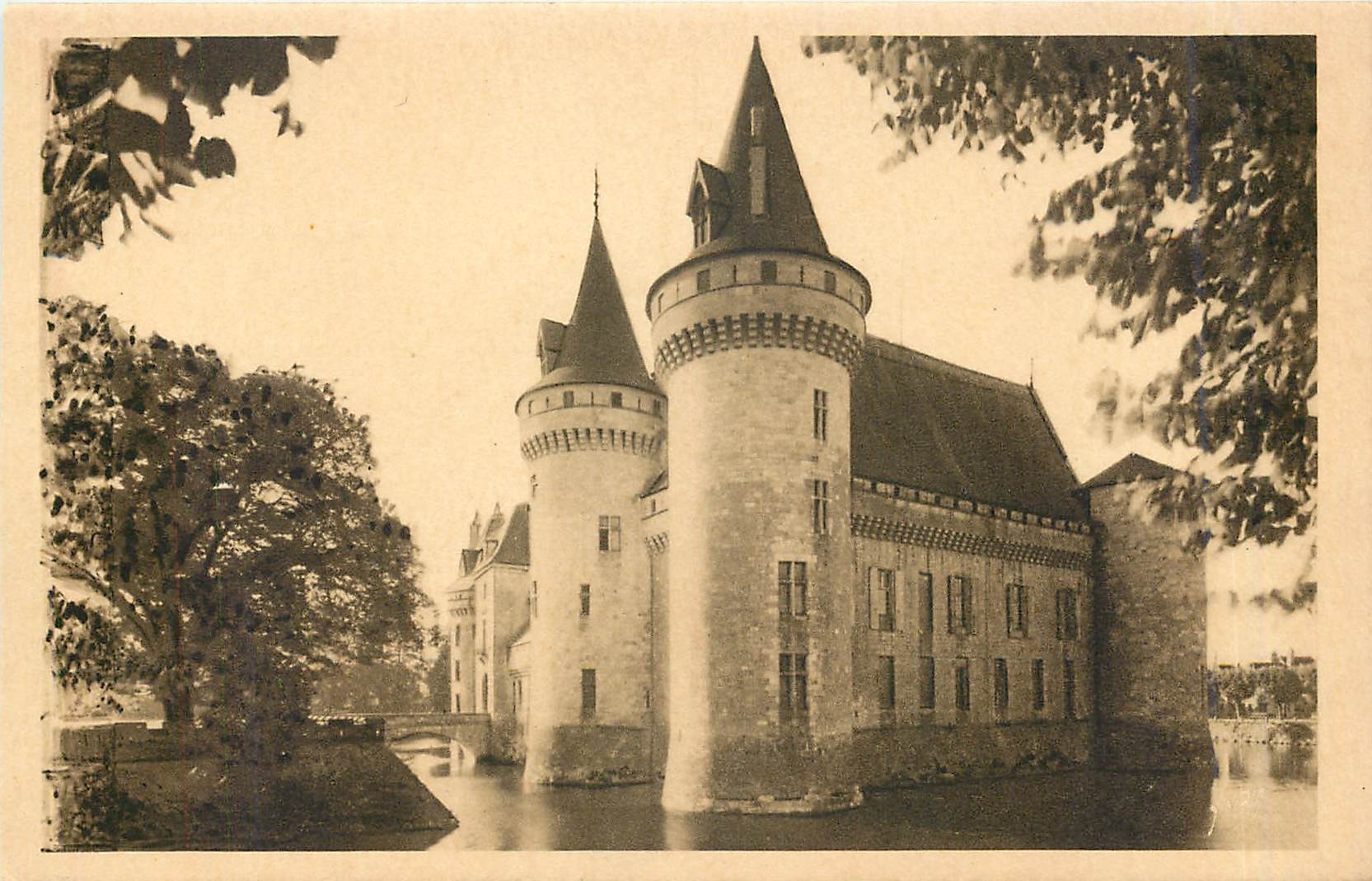 CPA Sully sur Loire Loiret Le Chateau feodal XIV 