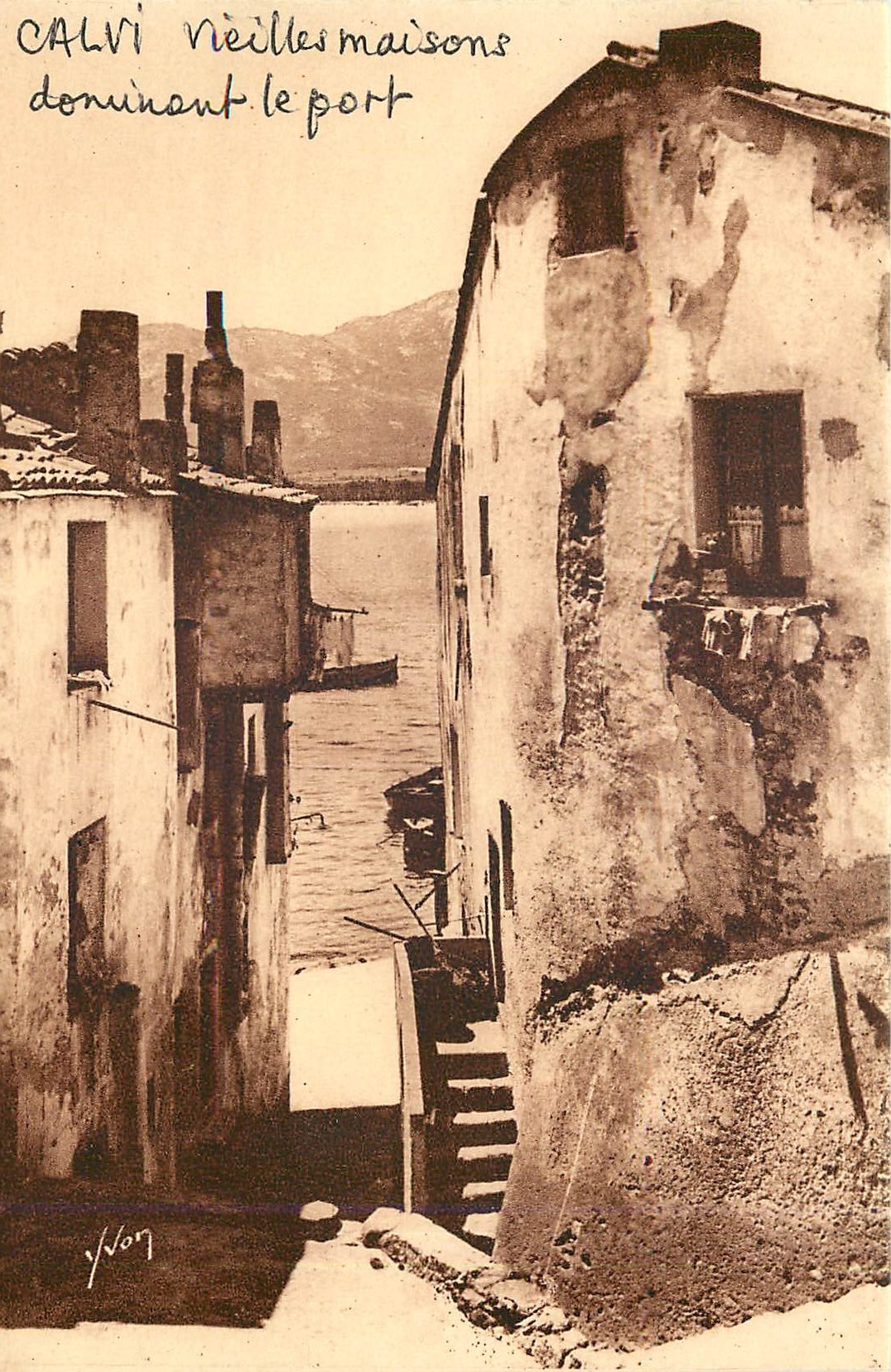 CPA La Corse Ile de Beaute Calvi Vieilles Maisons dominant le Port 
