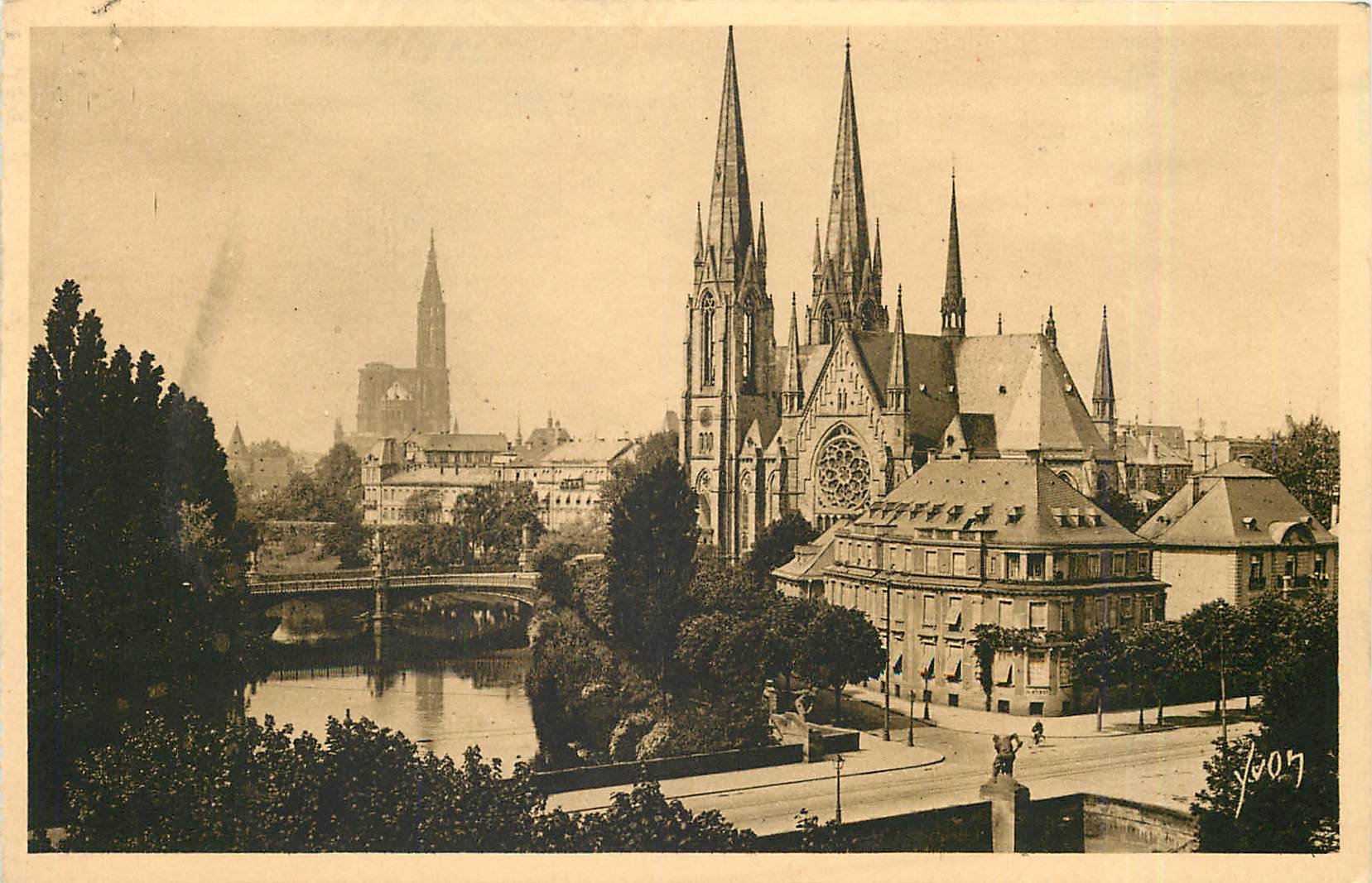 CPA Strasbourg Bas Rhin Vue generale l'Eglise Saint Paul et la Cathedrale 