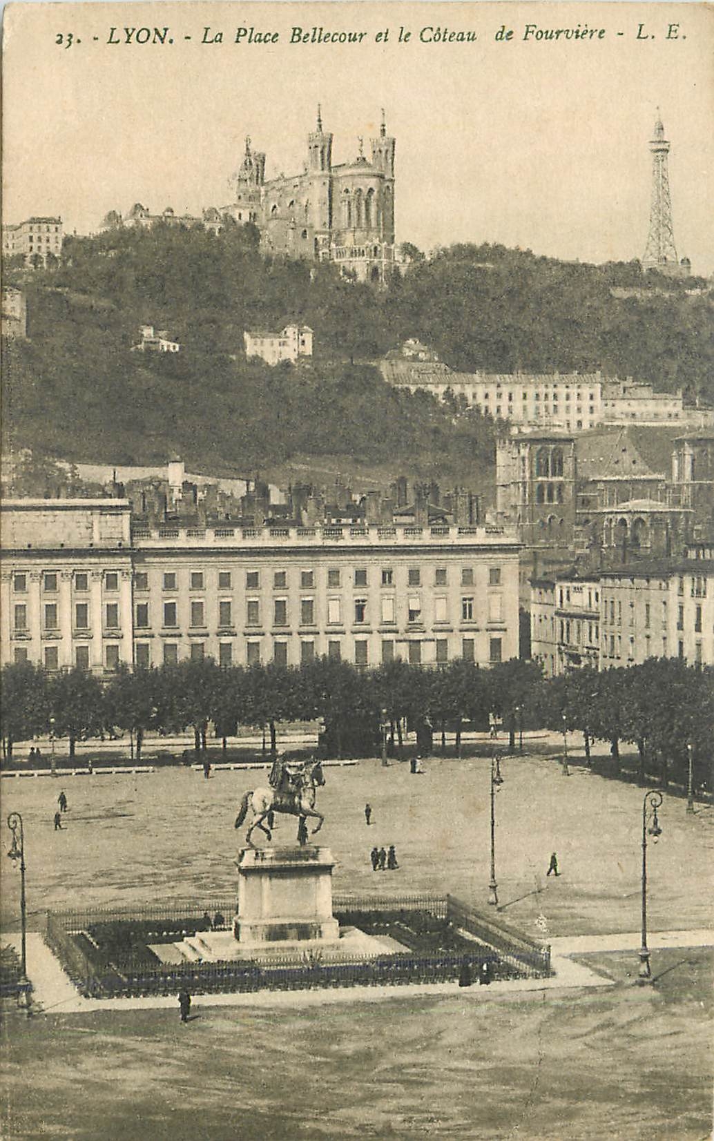 CPA Lyon La Place Bellecour et le Coteau de Fourviere 