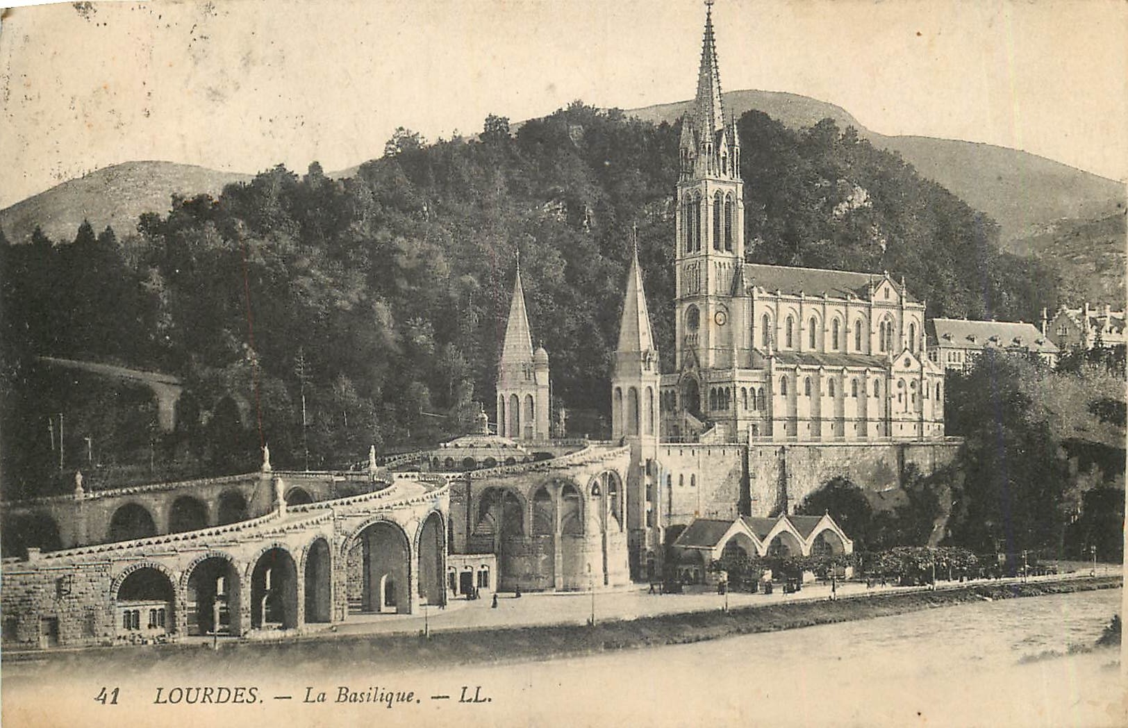CPA Lourdes La Basilique 