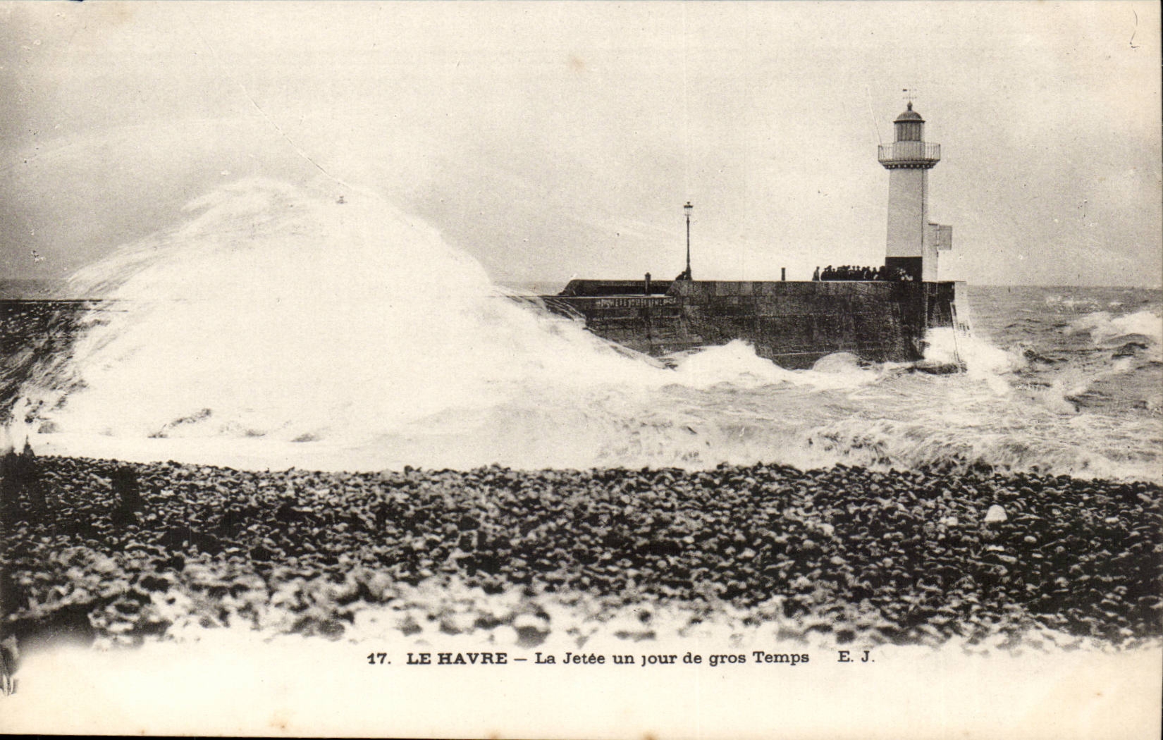 Le Havre CPA La jetee un jour de gros temps (phare lighthouse)