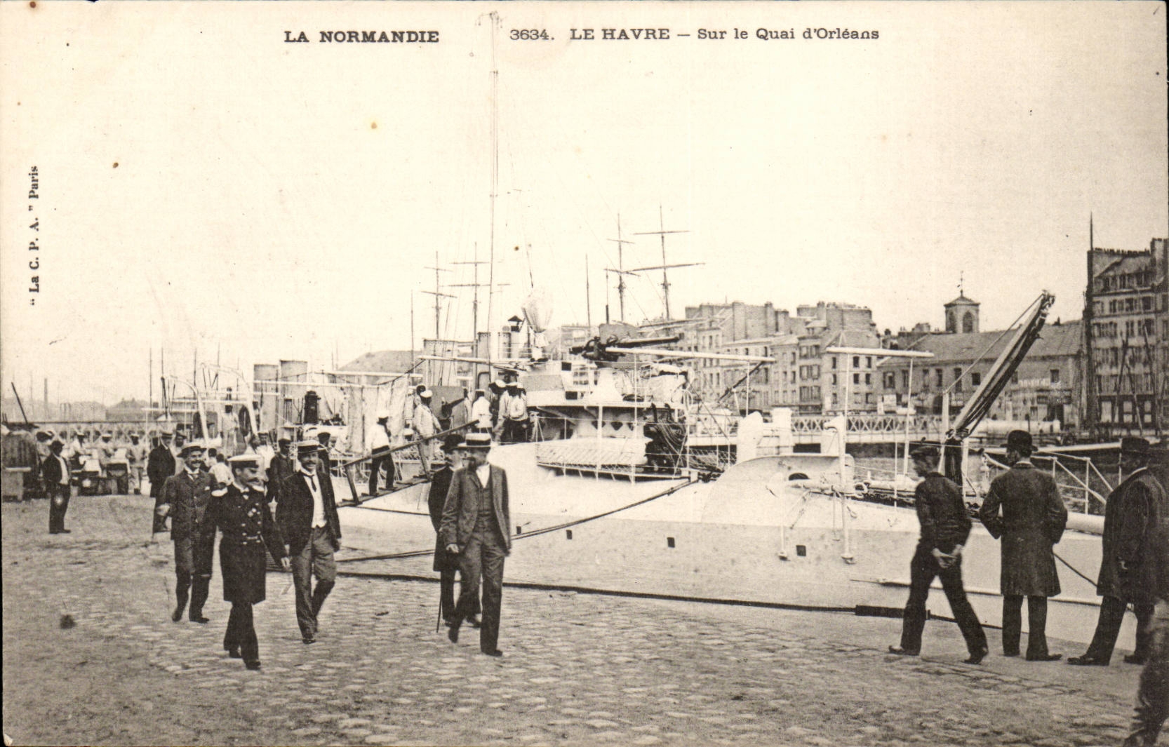 Le Havre CPA Sur le quai d'Orleans (port bateau)