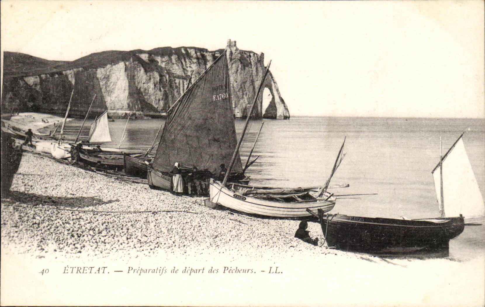 Etretat CPA Preparatifs du depart des pecheurs