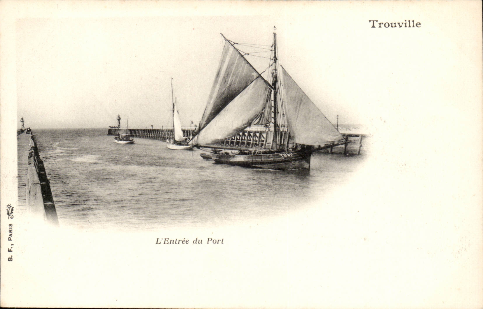 Trouville CPA L'entree du port (bateau)