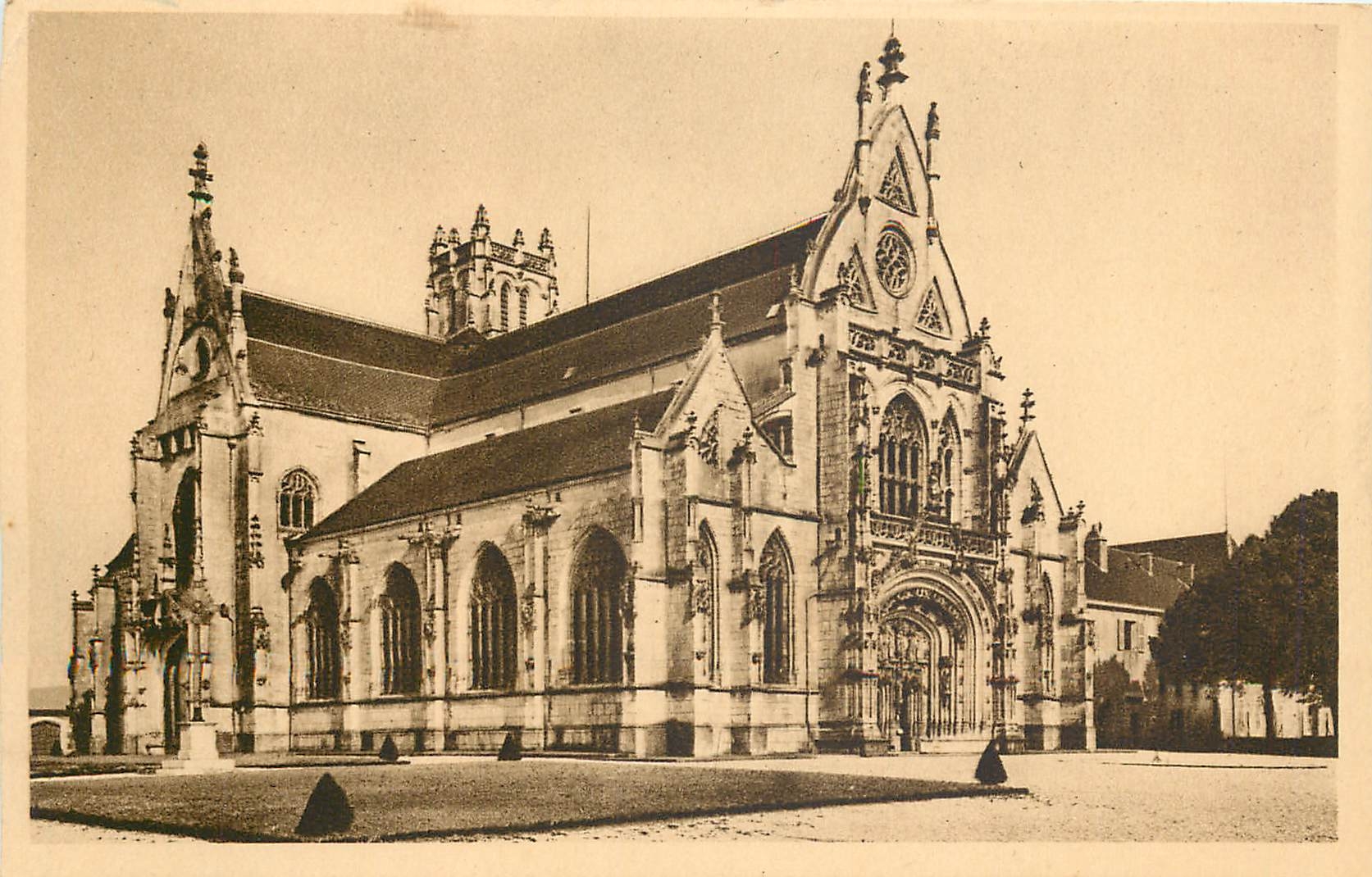 CPA BOURG en BRESSE - Eglise de Brou