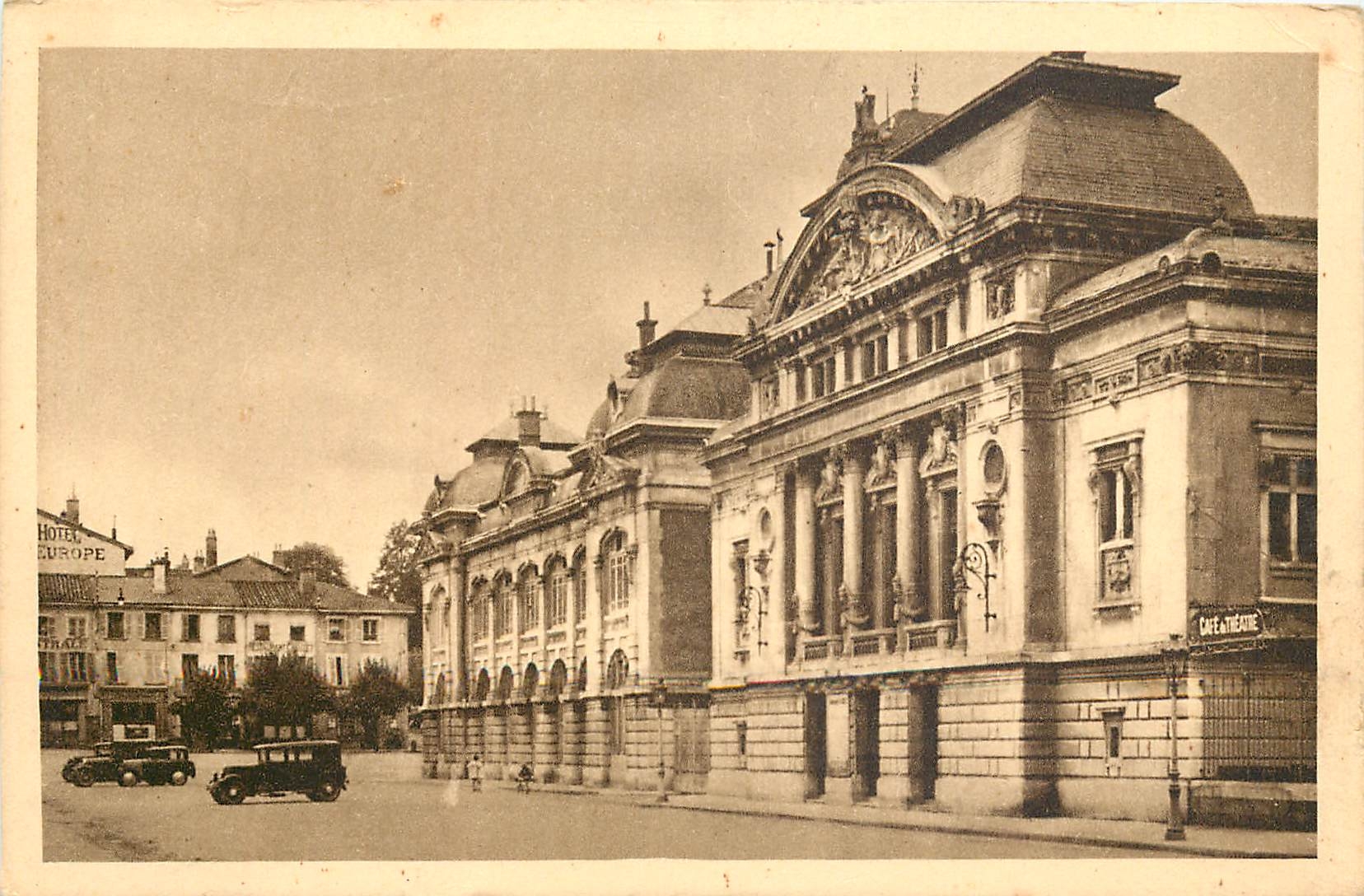 CPA BOURG en BRESSE Theatre et Place de la Comedie 
