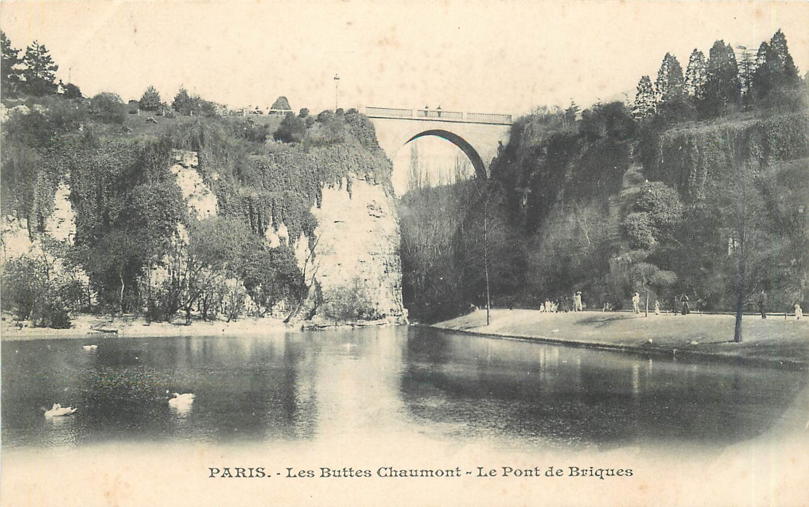 CPA PARIS  Buttes-Chaumont Le pont de briques